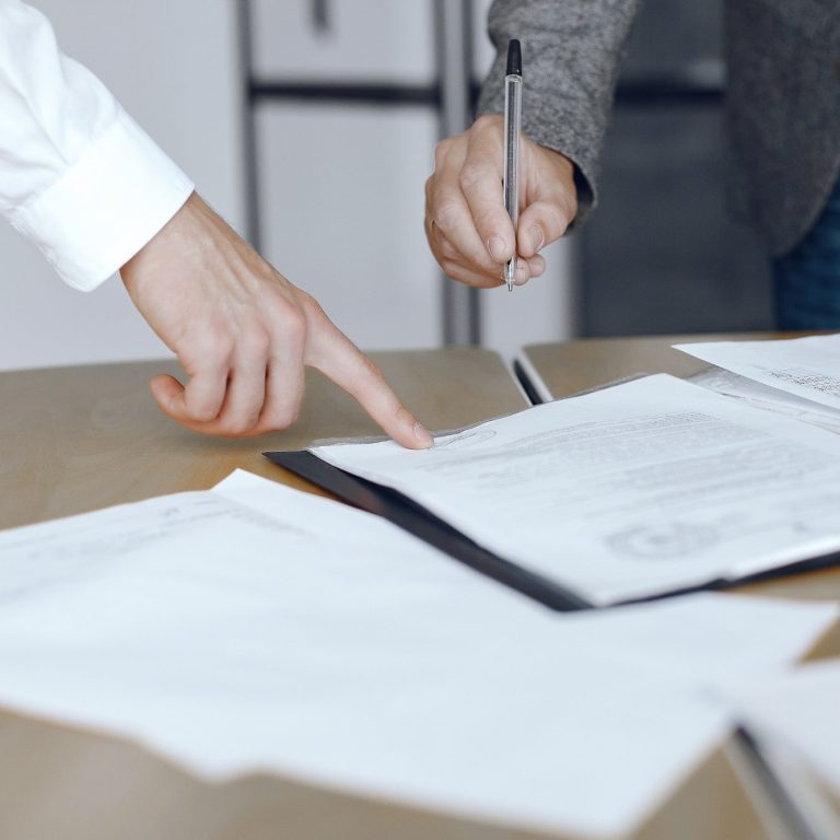 Signature d'un contrat, conseil juridique en droit du travail à Paris